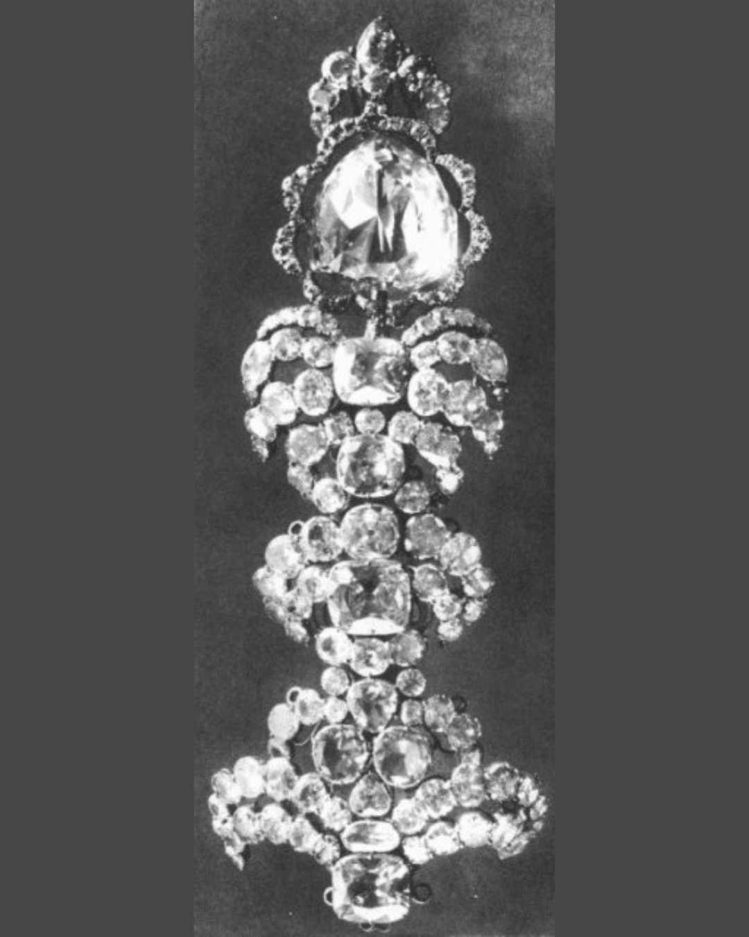 Το Διαμάντι της Φλωρεντίας σε διακοσμητικό καπέλου (photo credit: Wikimedia Commons)