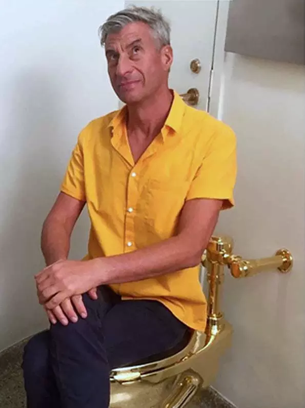 Ο Μαουρίτσιο Κατελάν με το έργο του