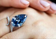 To δαχτυλίδι με το μπλε διαμάντι «Mellon blue»