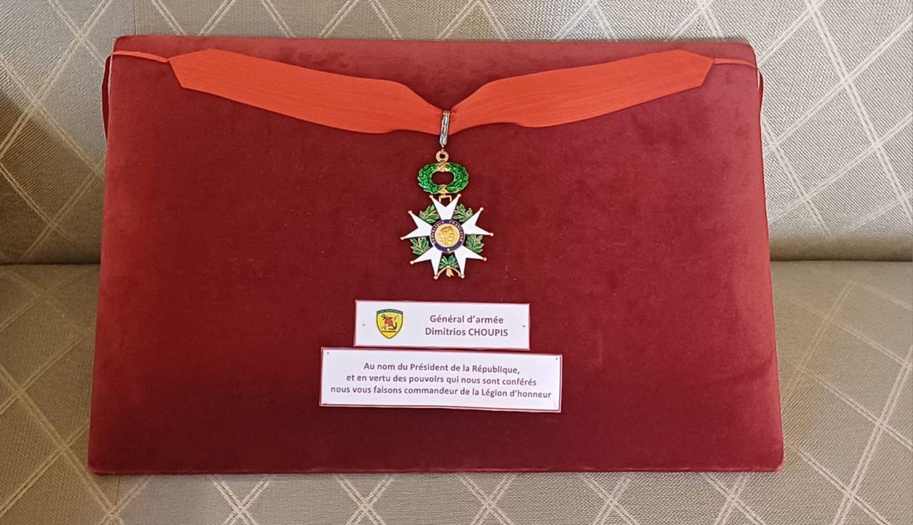 Το γαλλικό παράσημο για τον Χούπη