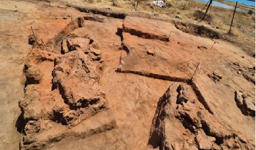 Το εσωτερικό του ανασκαπτόμενου σπιτιού με τις πυρακτωμένες επιχώσεις. Αριστερά διακρίνεται ο τοίχος που το ορίζει κοντά στον οποίο βρέθηκε και εστία και το δάπεδο του σπιτιού.