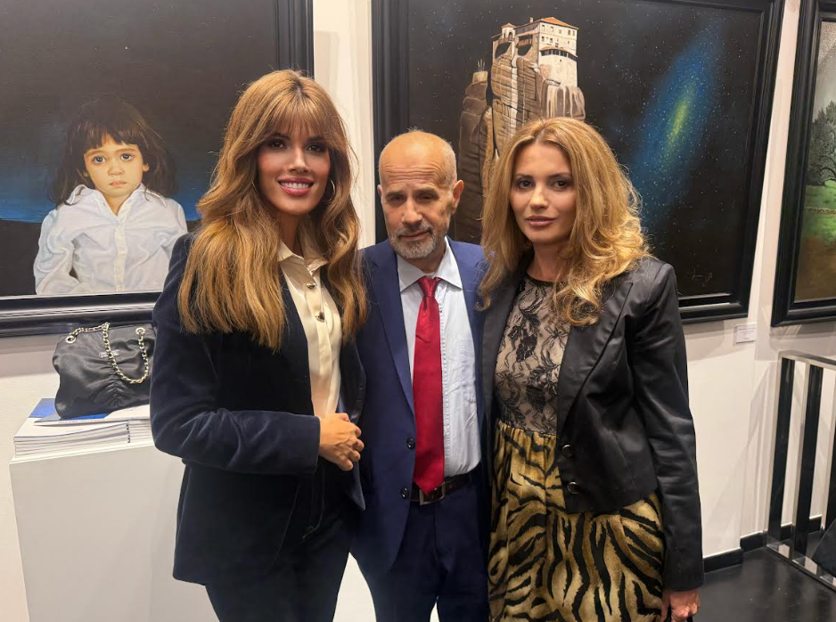 Με τον εξαίρετο ζωγράφο Άγγελο και τη σύζυγό του Ντόνα, μπροστά από τα έργα του : " Πιο κοντά στον Θεό" του 2002 και "Αθωότητα" του 2006.