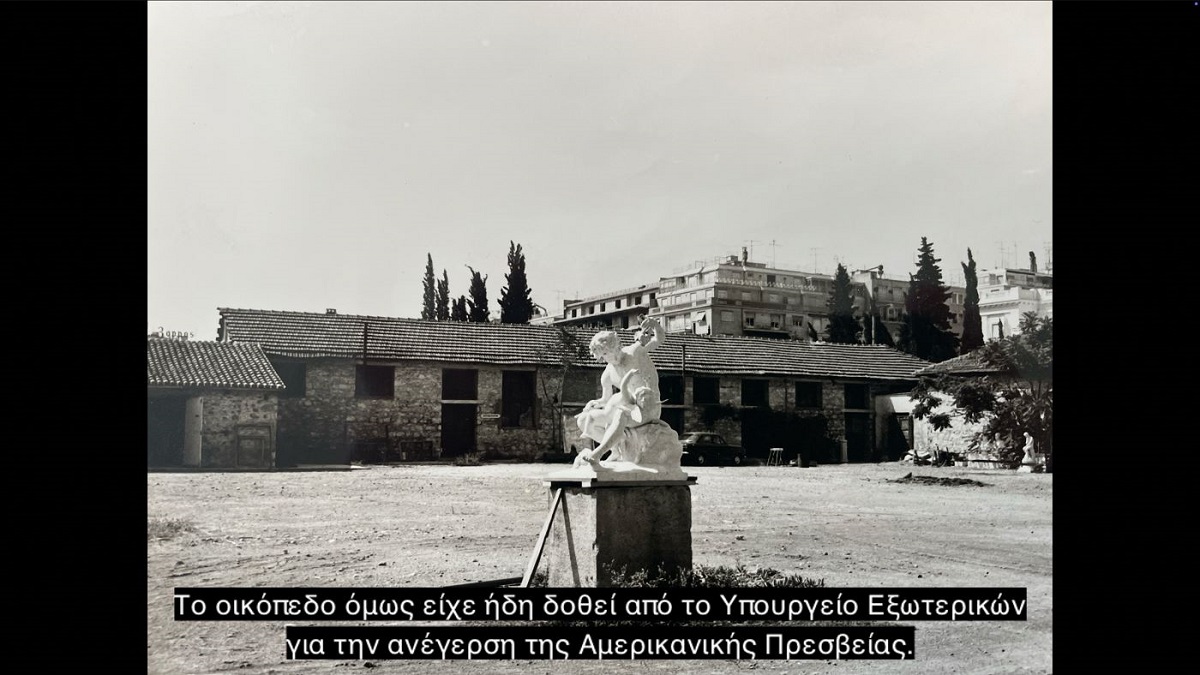 Στιγμιότυπο από το βίντεο Changing Grοunds, Οικόπεδα, διαμερίσματα, μέγαρα, στρατώνες και νεκροταφεία