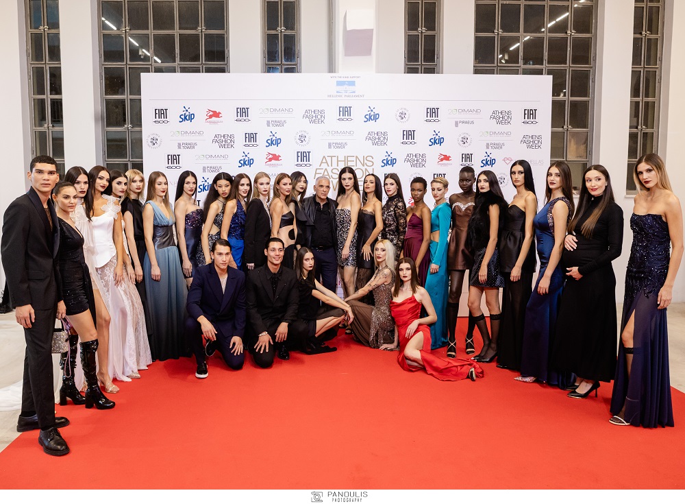 Ο Γιάννης Τόγκος στο φινάλε του σώου με τα μοντέλα του