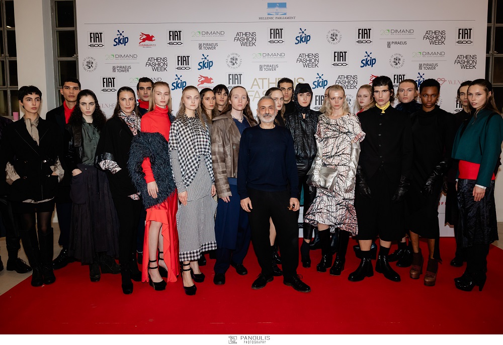 Ο Γιώργος Ελευθεριάδης με τα μοντέλα του στο φινάλε του σώου