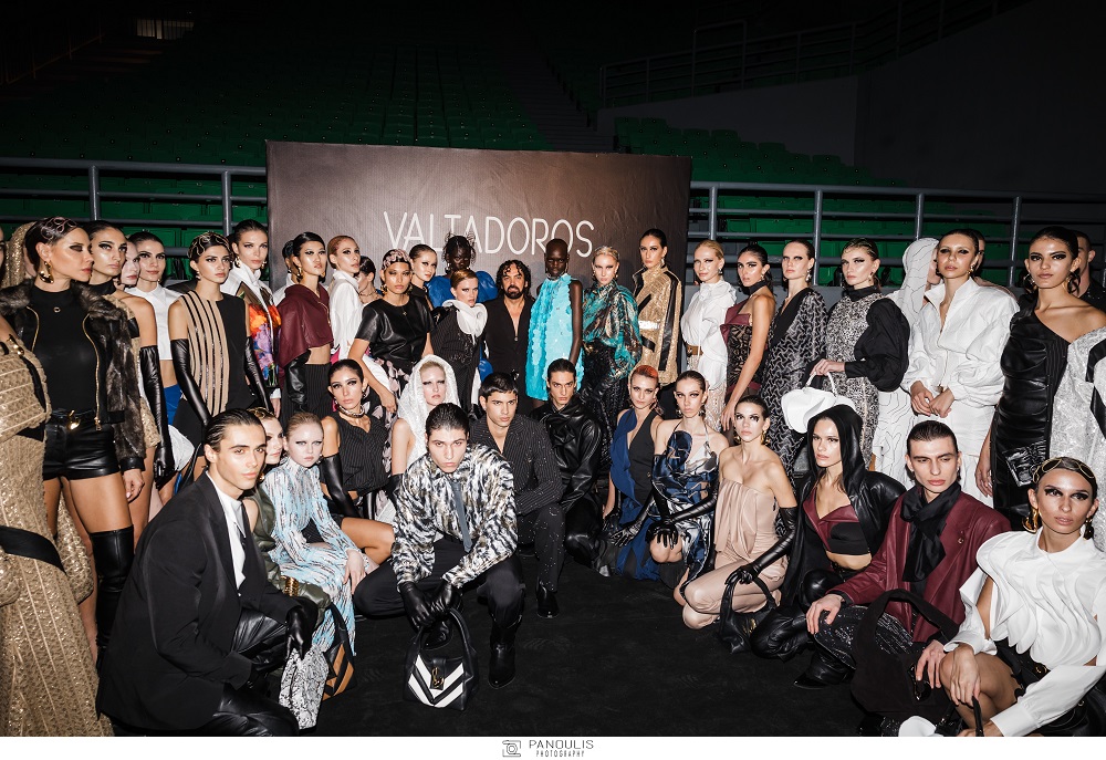 Ο Πάρις Βαλταδώρος με τα μοντέλα του στο φινάλε του δικού του σώου