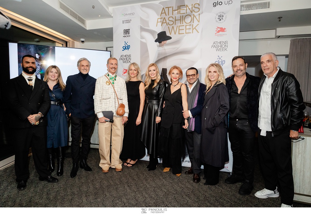Μια ομαδική φωτο με μερικούς από τους ελληνες σχεδιαστές στο launch event στο Ξενοδοχείο St. George Lycabettus, Περικλής Κονδυλάτος, Ιωάννα Κουρμπέλα, Δημήτρης Ντάσιος, Λάκης Γαβαλάς, Ορσαλία Παρθένη, Τόνια Φουσέκη, Αφροδίτη Χερά, Βασίλης Ζούλιας, Ολγα Καραβερβέρη, Τάσος Μητρόπουλος, Γιάννης Τόγκος