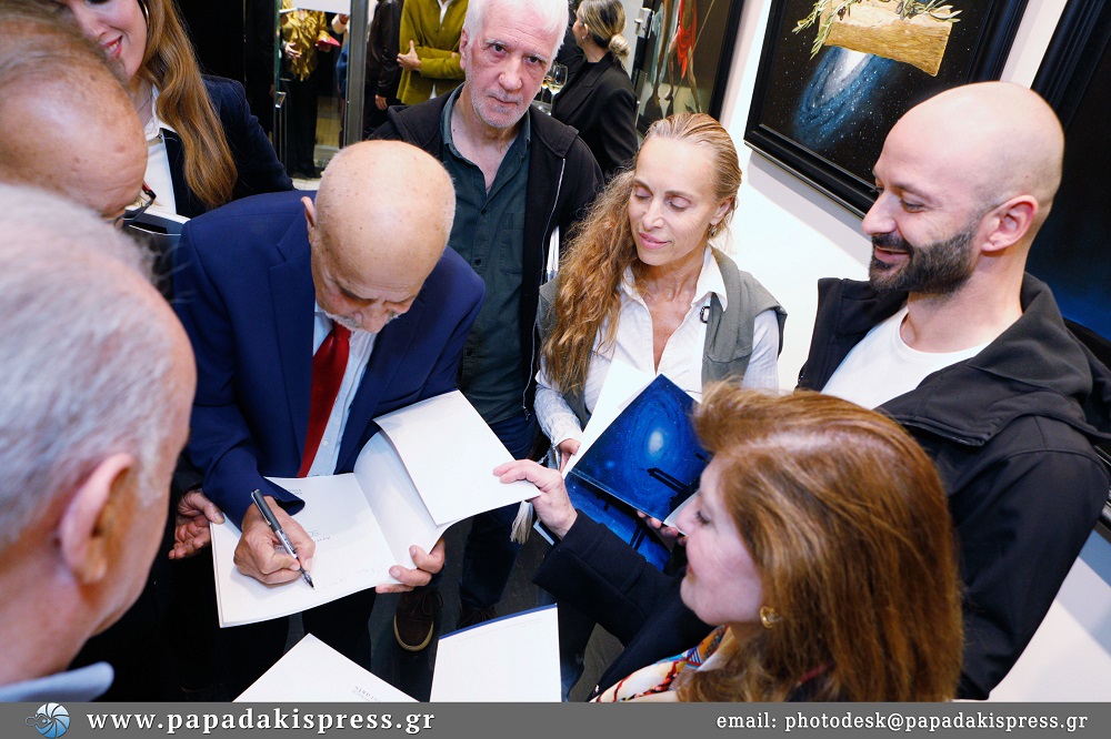 Ο Αγγελος υπογράφει τον κατάλογο με τα εργα του