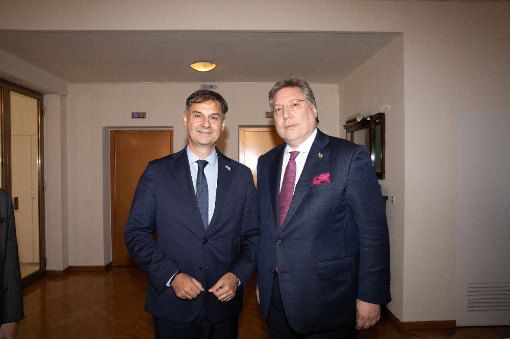 Ο Υφυπουργός Εξωτερικών Χάρης Θεοχάρης με τον Πρόεδρο του Προξενικού Σώματος Χριστο Βαρδίκο