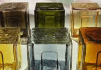 Τα σκαμπό-κύβοι Bottega Veneta από γυαλί Μουράνο