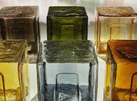 Τα σκαμπό-κύβοι Bottega Veneta από γυαλί Μουράνο