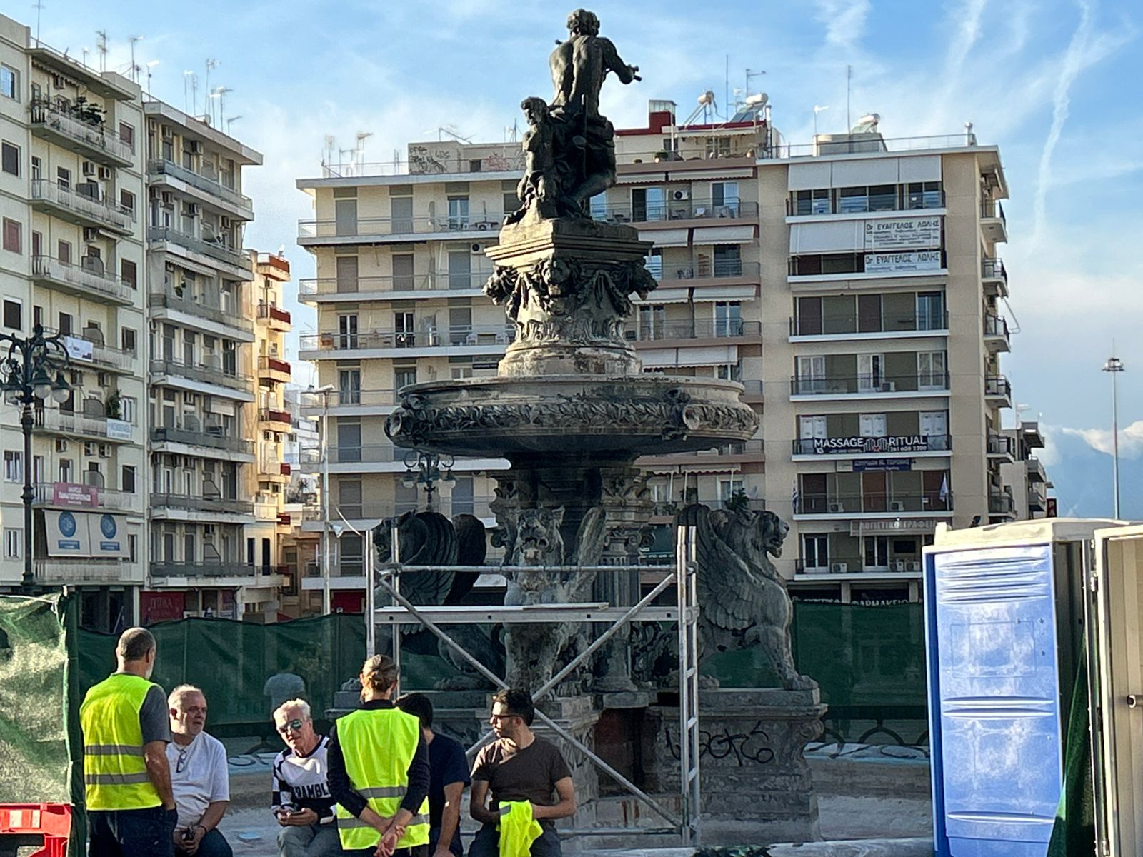 Οι εργασίες συντήρησης από το υπουργείο Πολιτισμού στο σιντριβάνι της πλατείας Αγίου Γεωργίου