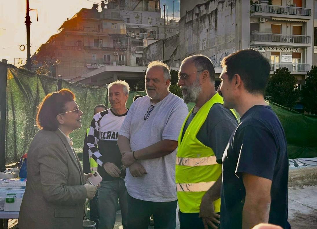 Η υπουργός Πολιτισμού Λίνα Μενδώνη κατά την αυτοψία στο έργο συντήρησης του σιντριβανιού της πλατείας Γεωργίου Α΄