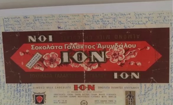 Το ημερολόγιο της Μέλπως Λεκατσά στη φυλακή του ΕΑΤ - ΕΣΑ σε φύλλο σοκολάτας, που της δόθηκε γιατί λυποθύμησε, γραμμένο με στιλό που έκλεψε κρυφά κατά τη διάρκεια της ανάκρισής της
