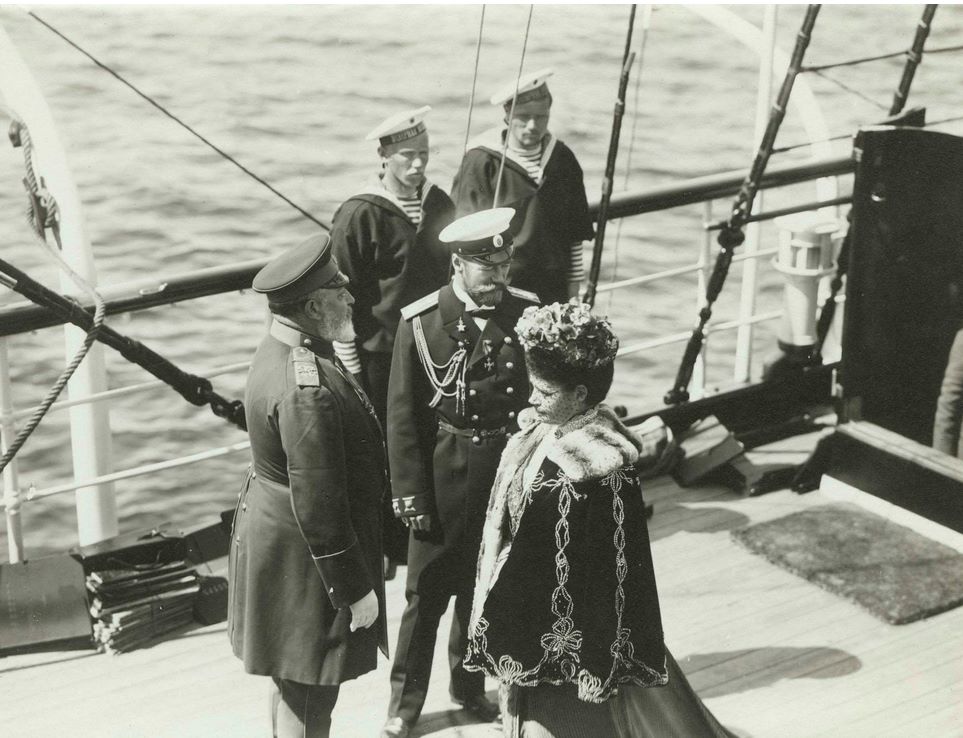 Ο αυτοκράτορας Νικόλαος Β΄ με τη μητέρα του, αυτοκράτειρα Μαρία Φεοντόροβνα και τον βασιλιά Εδουάρδο Ζ΄ (αριστερά) σε ένα γιοτ στον κόλπο Ρεβάλ (σημερινό Ταλίν), το 1908