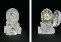 Το «Χειμερινό αυγό» από τον Φαμπερζέ κατασκευασμένο από ορεία κρύσταλλο και διαμάντια (αριστερά) και στο εσωτερικό του καλάθι από πλατίνα με διαμάντια και χρυσό (δεξιά) το 1903