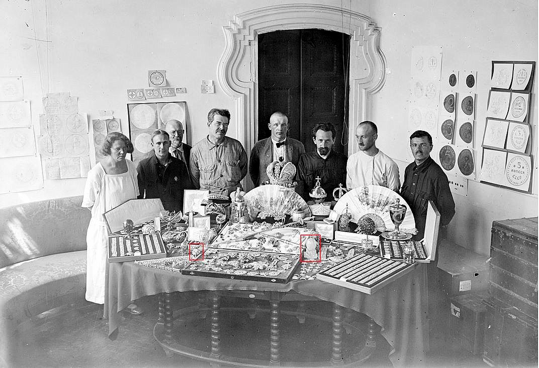 Αυτοκρατορικά κοσμήματα στις εγκαταστάσεις της Νομισματικής Διοίκησης του Λαϊκού Επιτροπάτου Οικονομικών στη Μόσχα, συμπεριλαμβανομένου του Χειμερινού Αυγού (δεξιά) και της «έκπληξής» του (αριστερά), 1925