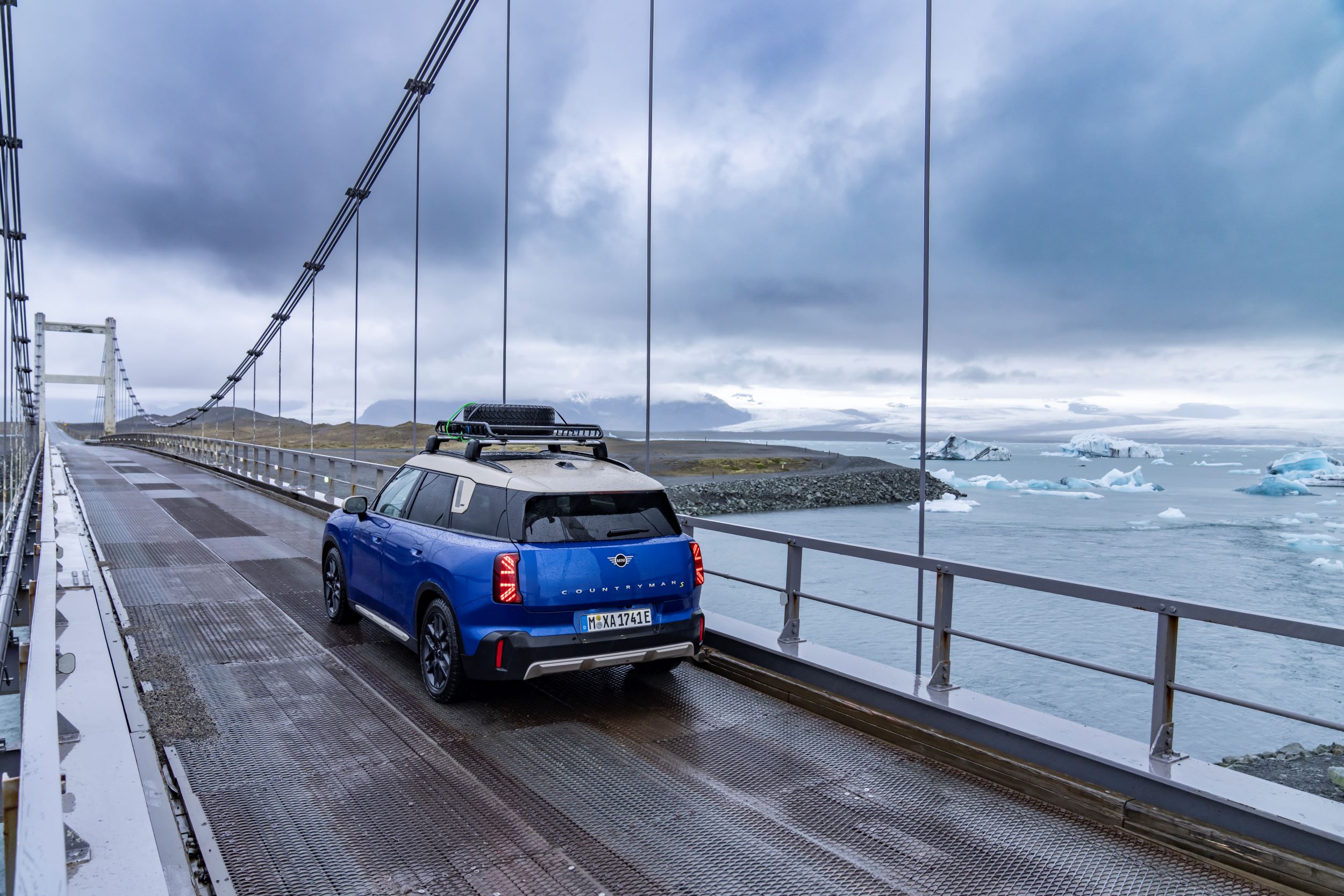 Φουρτουνιασμένη Βόρεια Θάλασσα και ατελείωτο φως στην Ισλανδία.