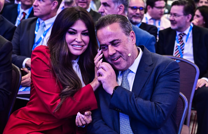 Λέτε να έβαλε η Κίμπερλι να ακούσουν Αργυρό;