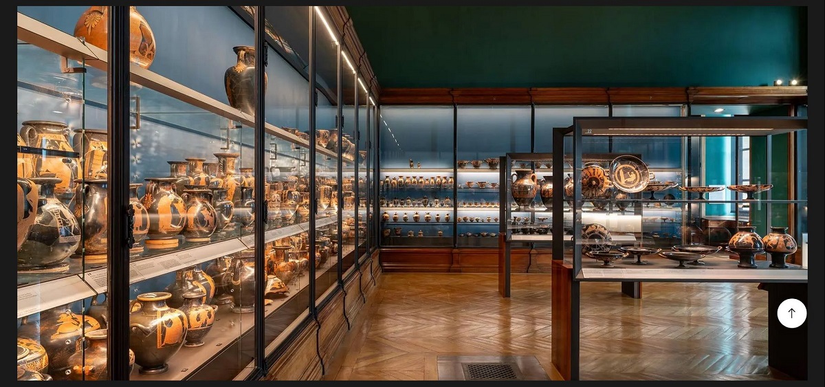 Αίθουσα της Γκαλερί Καμπάνα του Λούβου με αρχαία ελληνική κεραμική