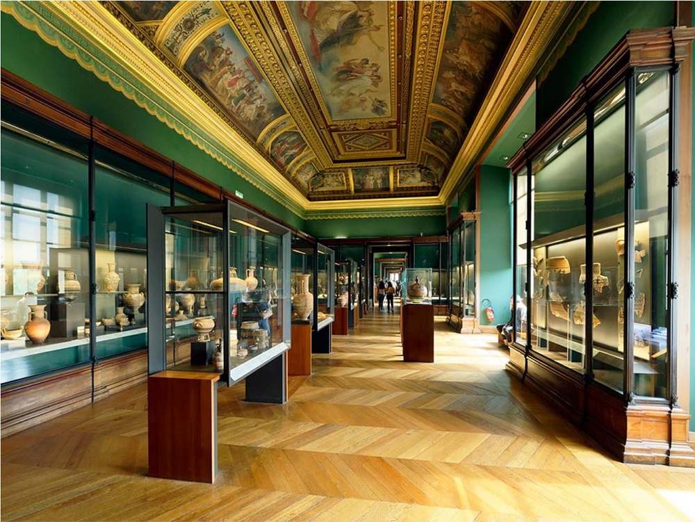 Αίθουσα της Γκαλερί Καμπάνα του Λούβου με αρχαία ελληνική κεραμική