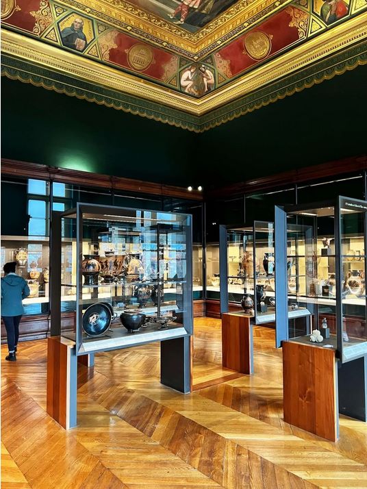 Αίθουσα της Γκαλερί Καμπάνα του Λούβου με αρχαία ελληνική κεραμική