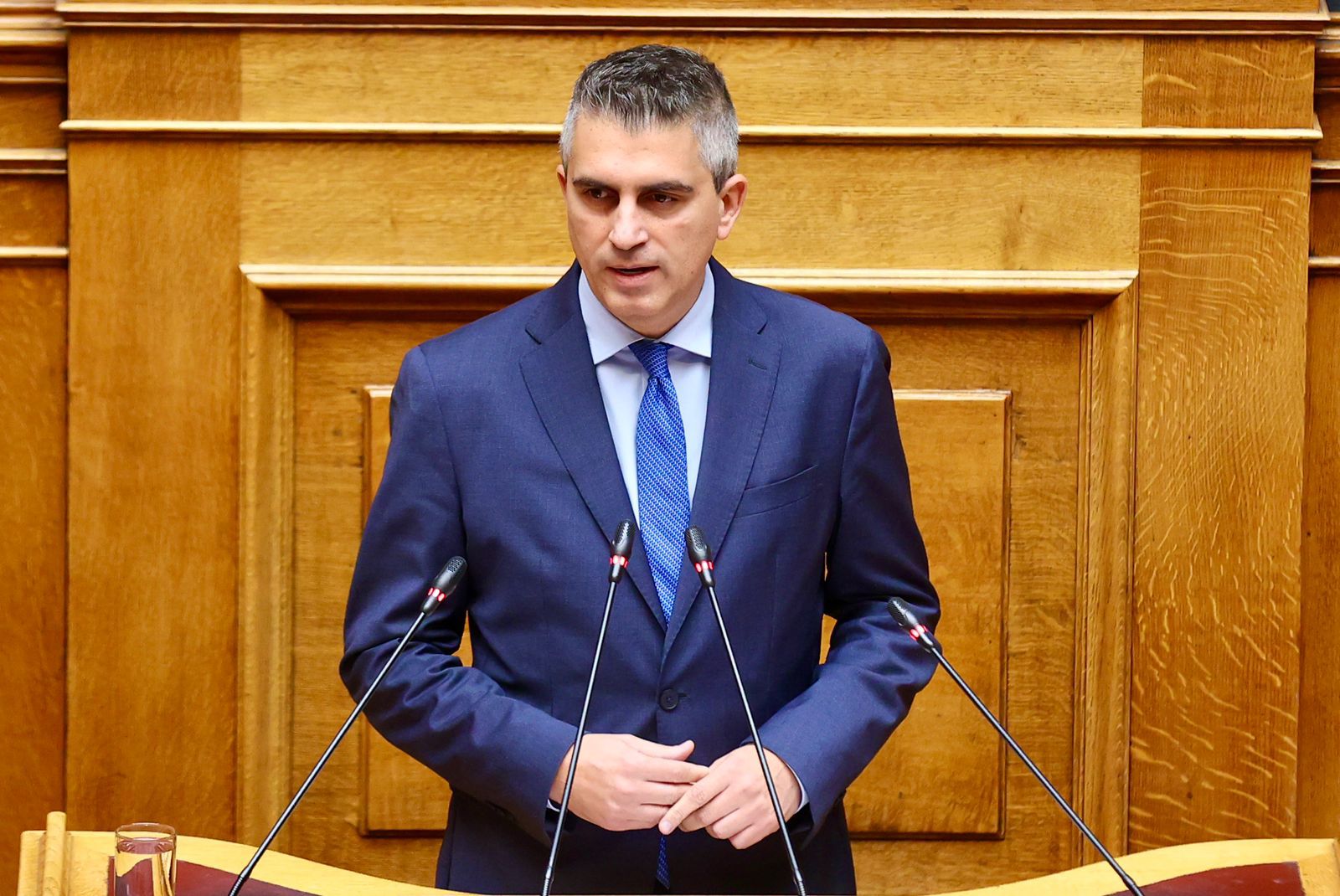 Ο υπουργός Υποδομών και Μεταφορών Χρίστος Δήμας στο βήμα της Βουλής