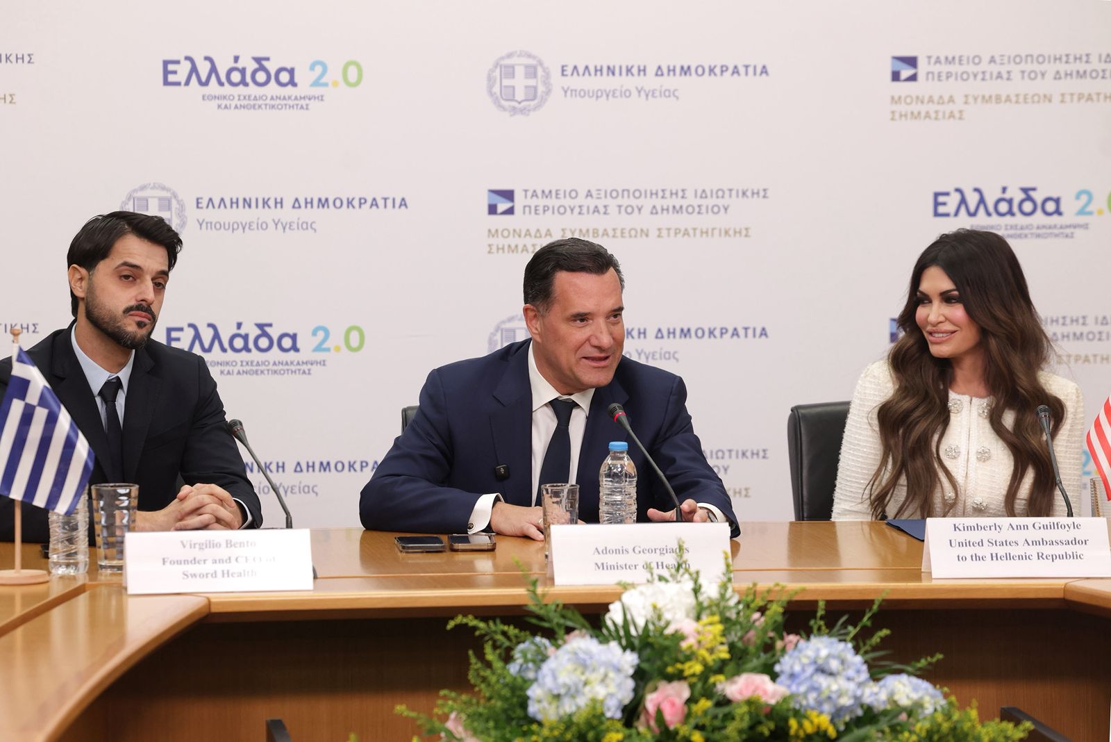 Μεγάλη η χαρά του υπουργού που είχε δίπλα του την πρέσβη