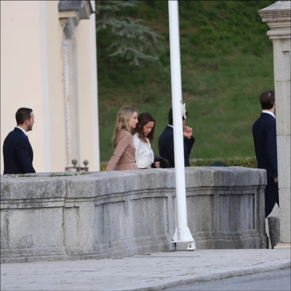 Με την μπεζ καπαρντίνα η Χρυσή Βαρδινογιάννη