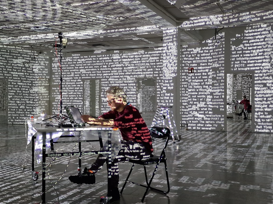 Charles Sandisonπορτρέτο, δουλεύοντας 2024 Photo credit: Teija-Tuulia Ahola