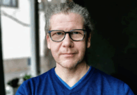 O καλλιτέχνης Charles Sandison (Charles Sandison πορτρέτο, δουλεύοντας 2024 Photo credit: Teija-Tuulia Ahola)