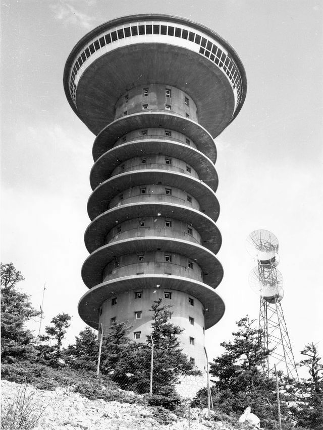 Πύργος ‘μικροκυμάτων’στην Πάρνηθα. Έργο του Γραφείου Δοξιάδη (αρχές δεκαετίας ΄70). Αρχείο Κωνσταντίνου Α. Δοξιάδη / © Ίδρυμα Κωνσταντίνου και Εμμάς Δοξιάδη