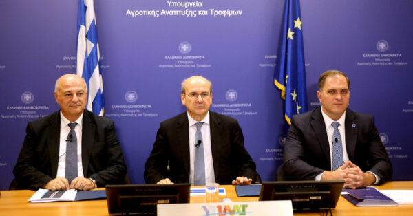 Ο αντιπρόεδρος της κυβέρνησης Κωστής Χατζηδάκης (Κ) και ο υπουργός Αγροτικής Ανάπτυξης και Τροφίμων Κώστας Τσιάρας (Α) και ο Διοικητής της ΑΑΔΕ Γιώργος Πιτσιλής (Δ) , μιλούν σε συνέντευξη Τύπου στα γραφεία του ΥΠΑΑΤ (ΑΠΕ-ΜΠΕ/ΑΛΕΞΑΝΔΡΟΣ ΒΛΑΧΟΣ)