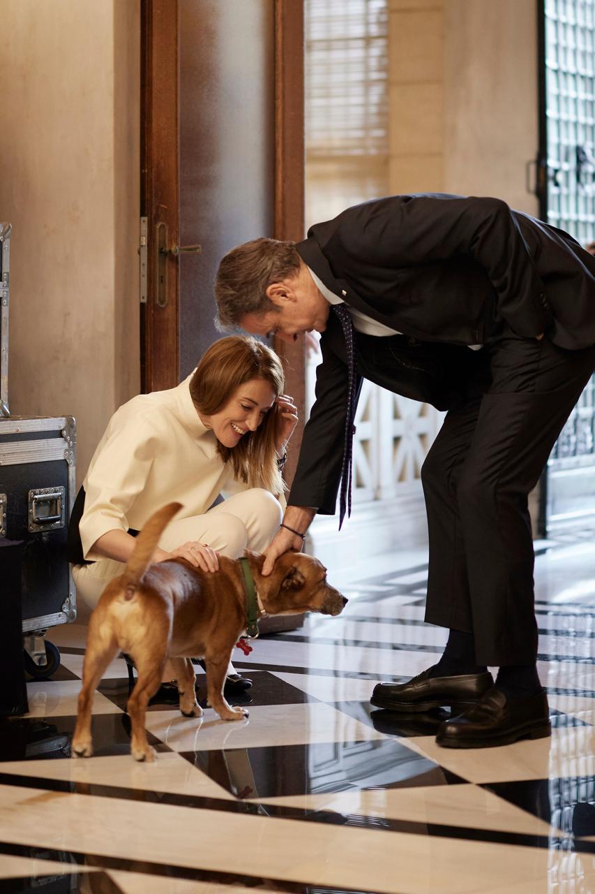 Τα χάδια της Ρομπέρτα Μέτσολα στον Πίνατ