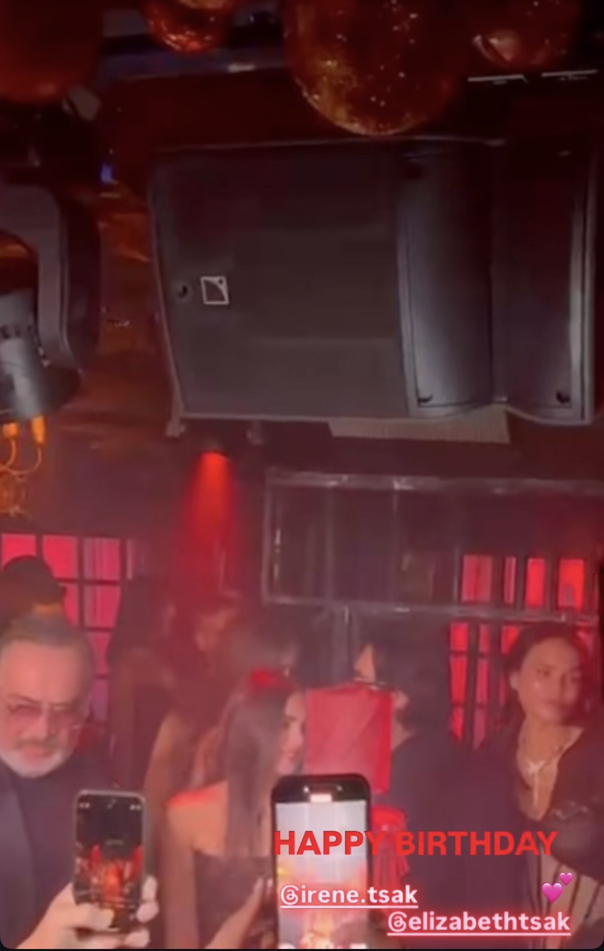 Η Ειρήνη και η Ελισάβετ Τσάκου με τους γονείς τους Νίκο Τσάκο και Σήλια Κριθαριώτη