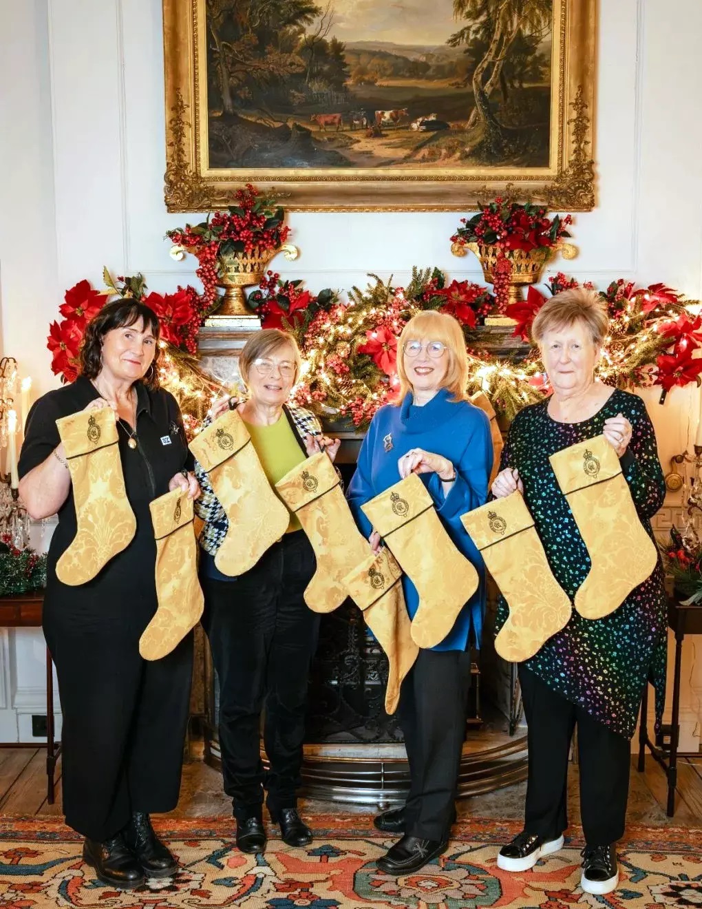 Εκπρόσωποι της εταιρείας ραπτικής παρουσιάζουν τις χριστουγεννιάτικες κάλτσες φτιαγμένες από παλιές κουρτίνες 