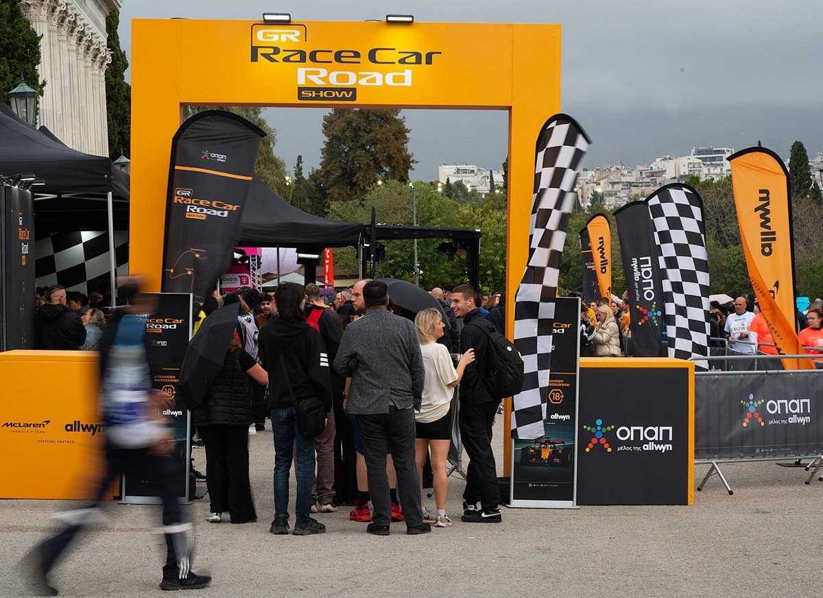 Πλήθος κόσμου έσπευσε να δει από κοντά το showcar της McLaren F1 Team στο Ζάππειο Μέγαρο