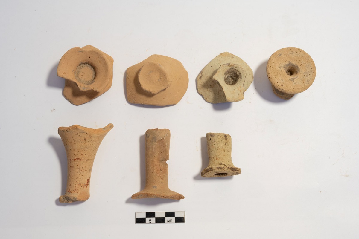 Τμήματα βάσεων από διαφορετικούς τύπους μυκηναϊκών κυλίκων