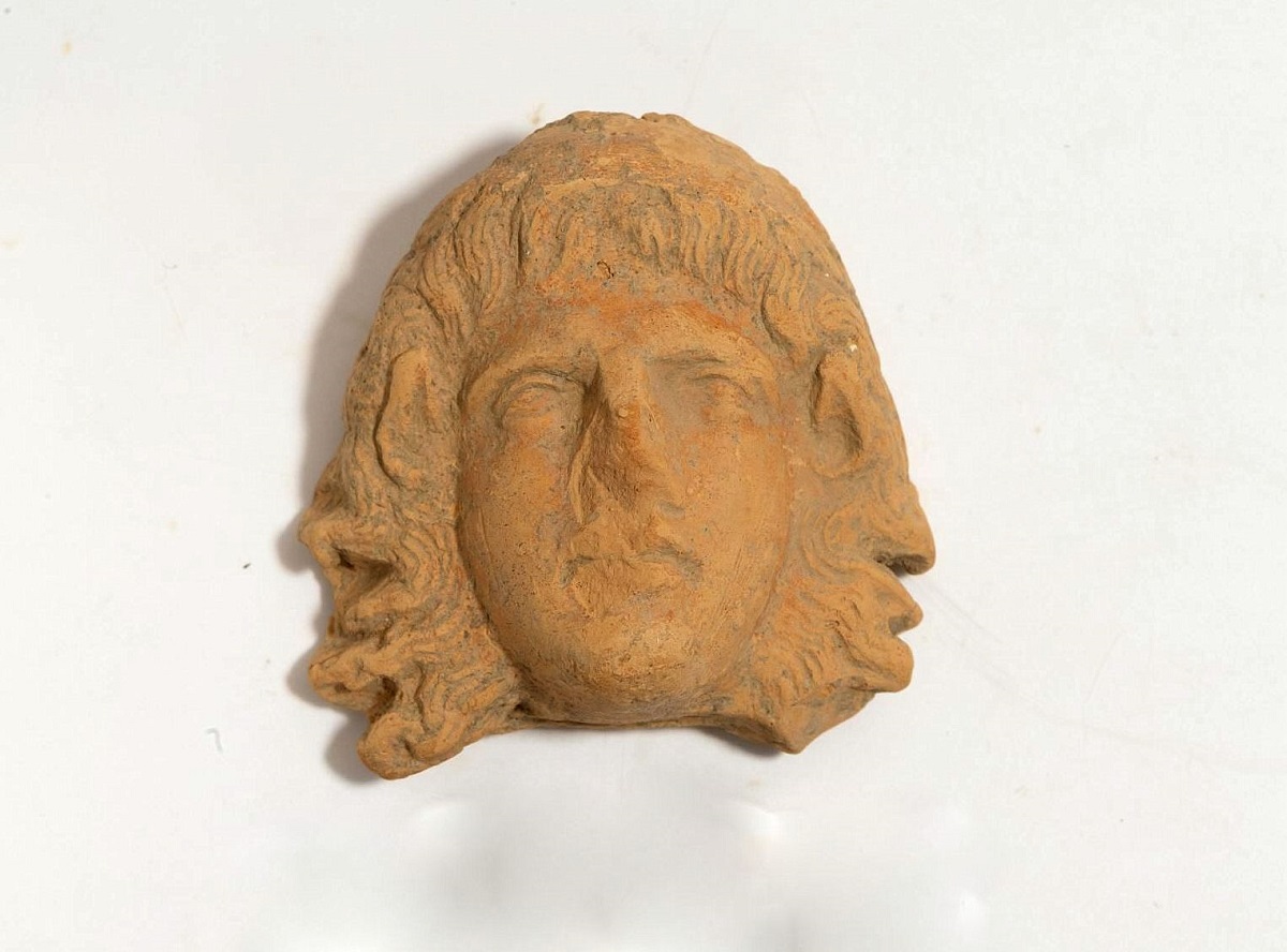 Πλαστική κεφαλή γυναικείας μορφής με ίχνη ερυθρού χρώματος