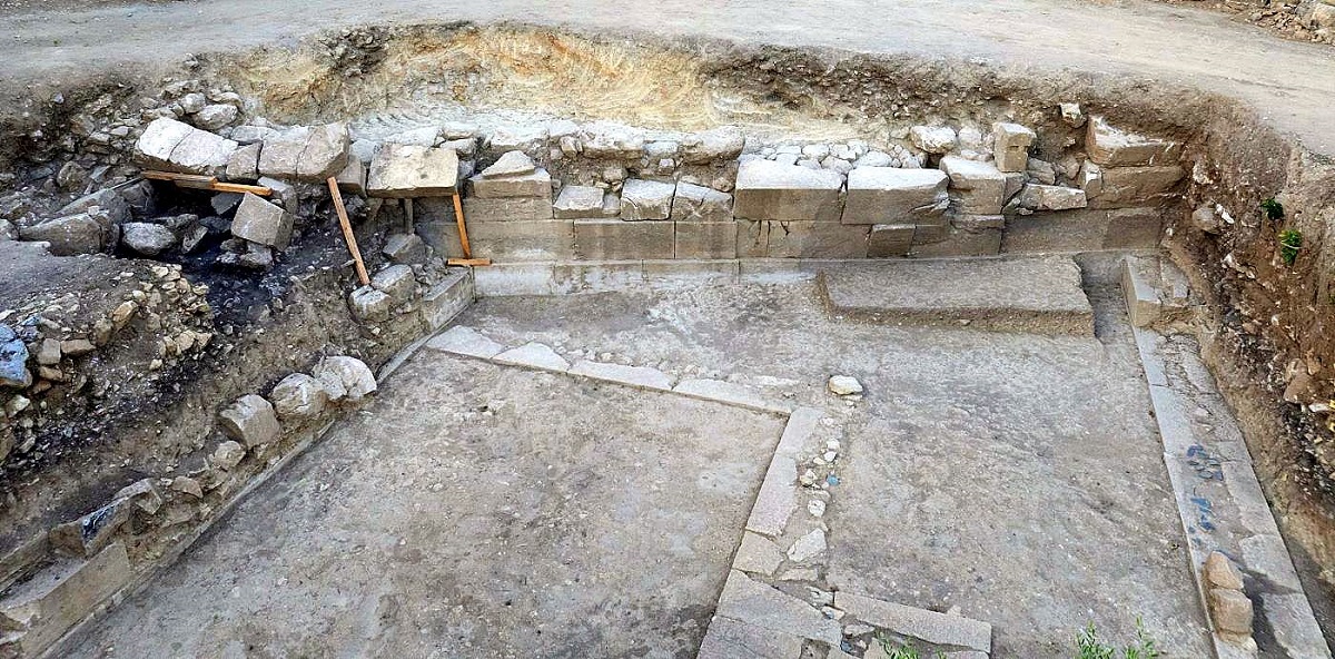 Ο λοξός τοίχος από τα βόρεια