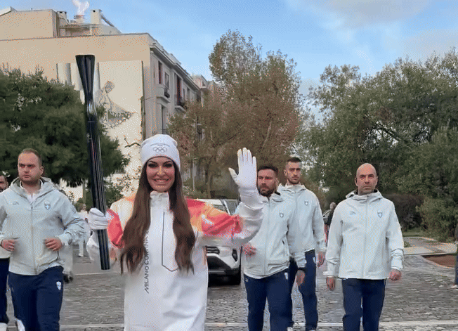 Κίμπερλι Γκίλφοϊλ: Έγινε λαμπαδηδρόμος και έτρεξε με τη Φλόγα των Χειμερινών Ολυμπιακών Αγώνων (βίντεο)