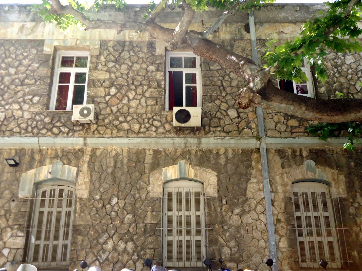 Η όψη του κτηρίου επί της οδού Μουρούζη