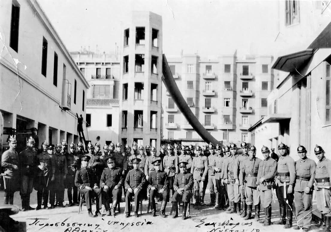 Η Α΄ Πυροσβεστική Υπηρεσία Αθηνών στην οδό Μουρούζη σε φωτογραφία του 1935