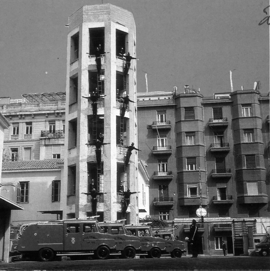 Ο υδατόπυργος ασκήσεων της Πυροσβεστικής, εμβληματικό στοιχείο του συγκροτήματος
