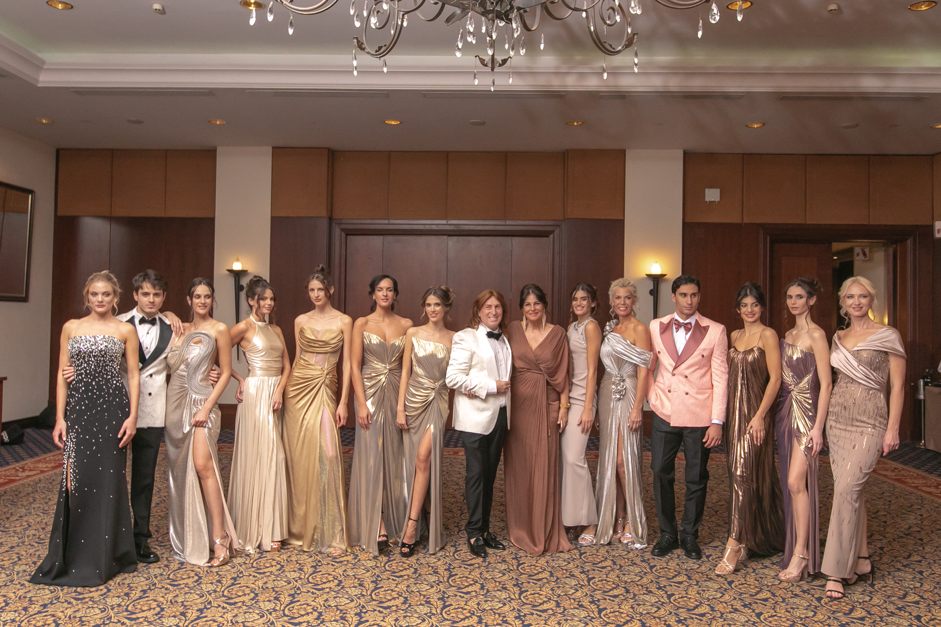 Ο Μιχάλης Μανιάτης με τα μοντέλα του στο τέλος του σώου