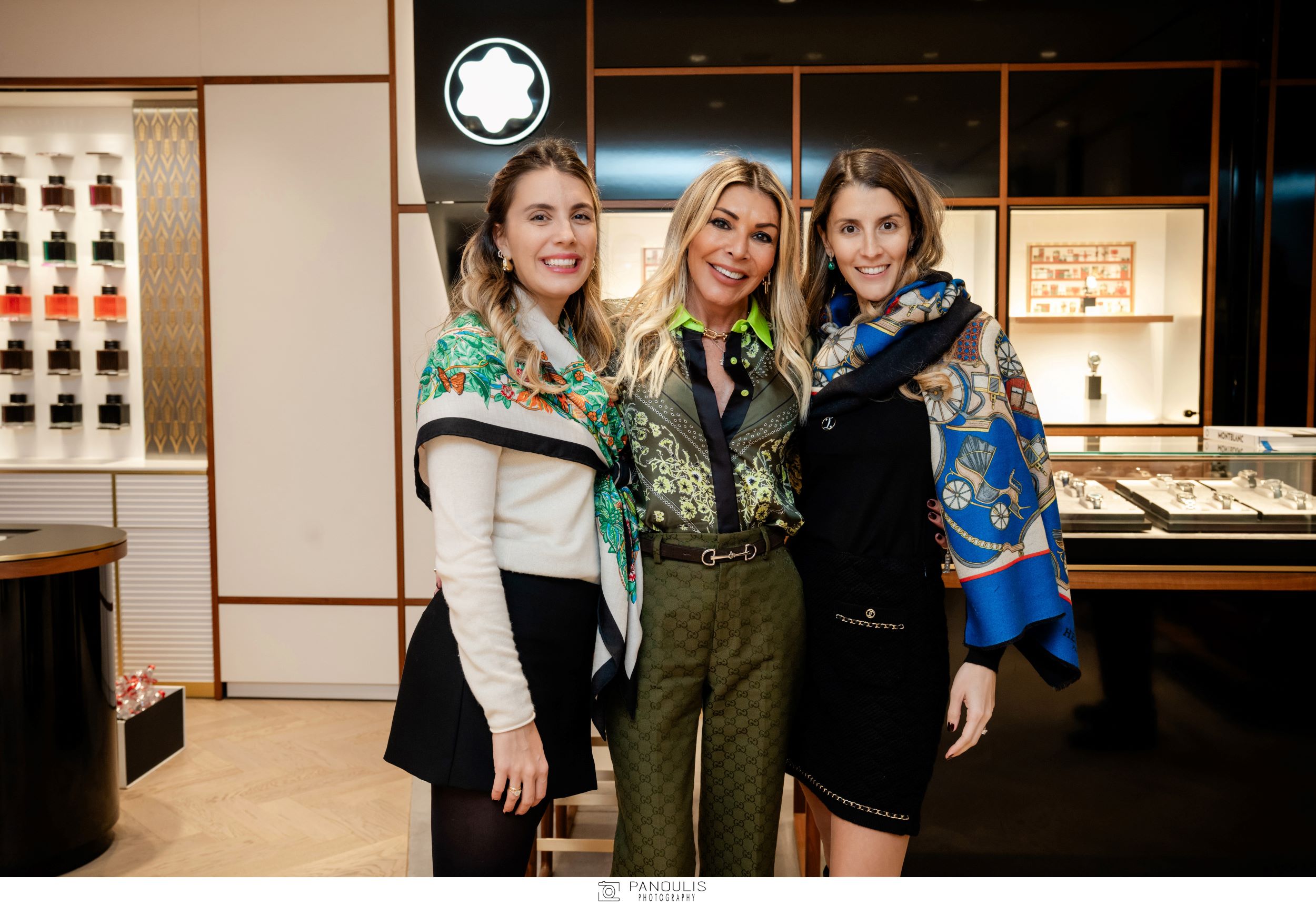 Εκει και η μαμά Σοφία Καραγεώργη με τις κόρες της Ναταλία Τζάννες και Χριστιάννα Τζάννες