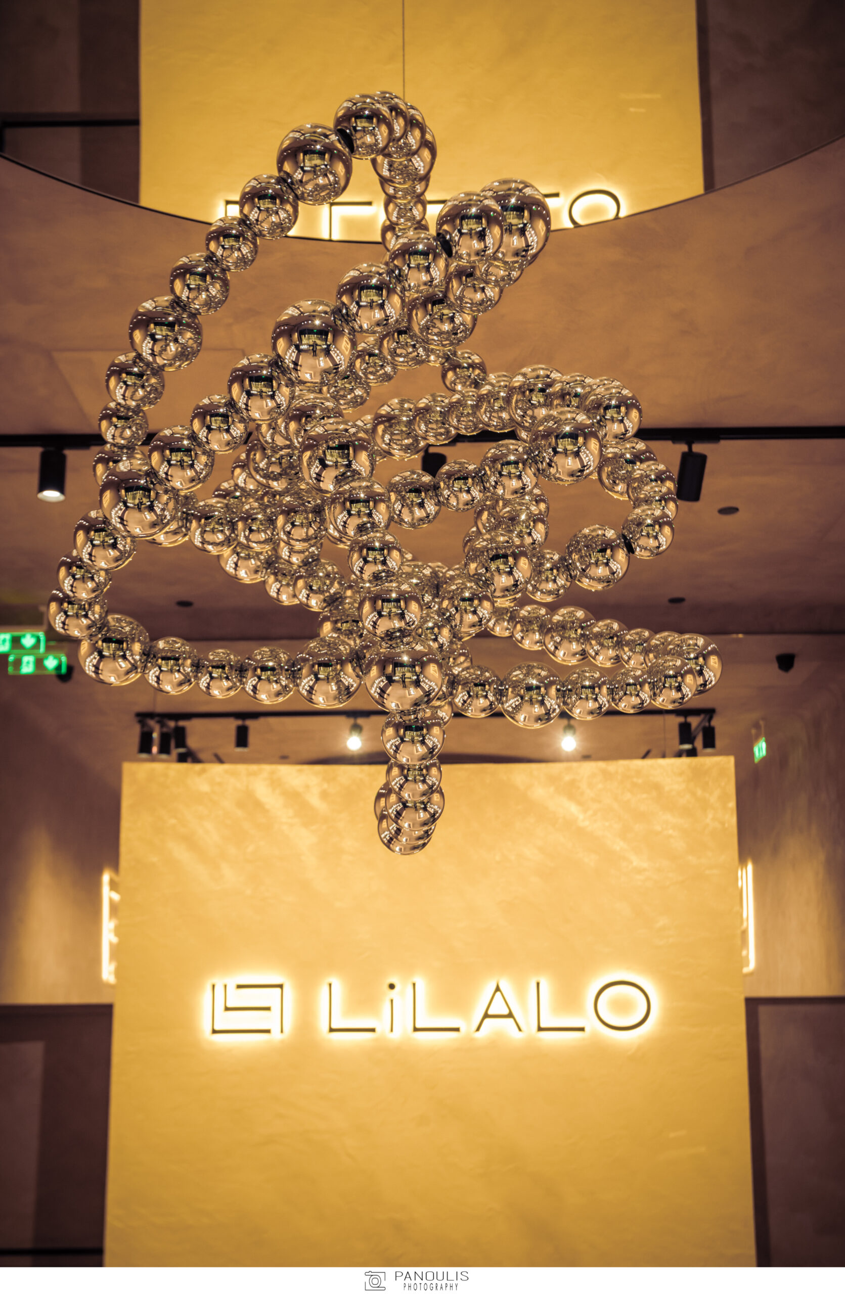 Το εντυπωσιακό γλυπτό δεσπόζει στον χώρο