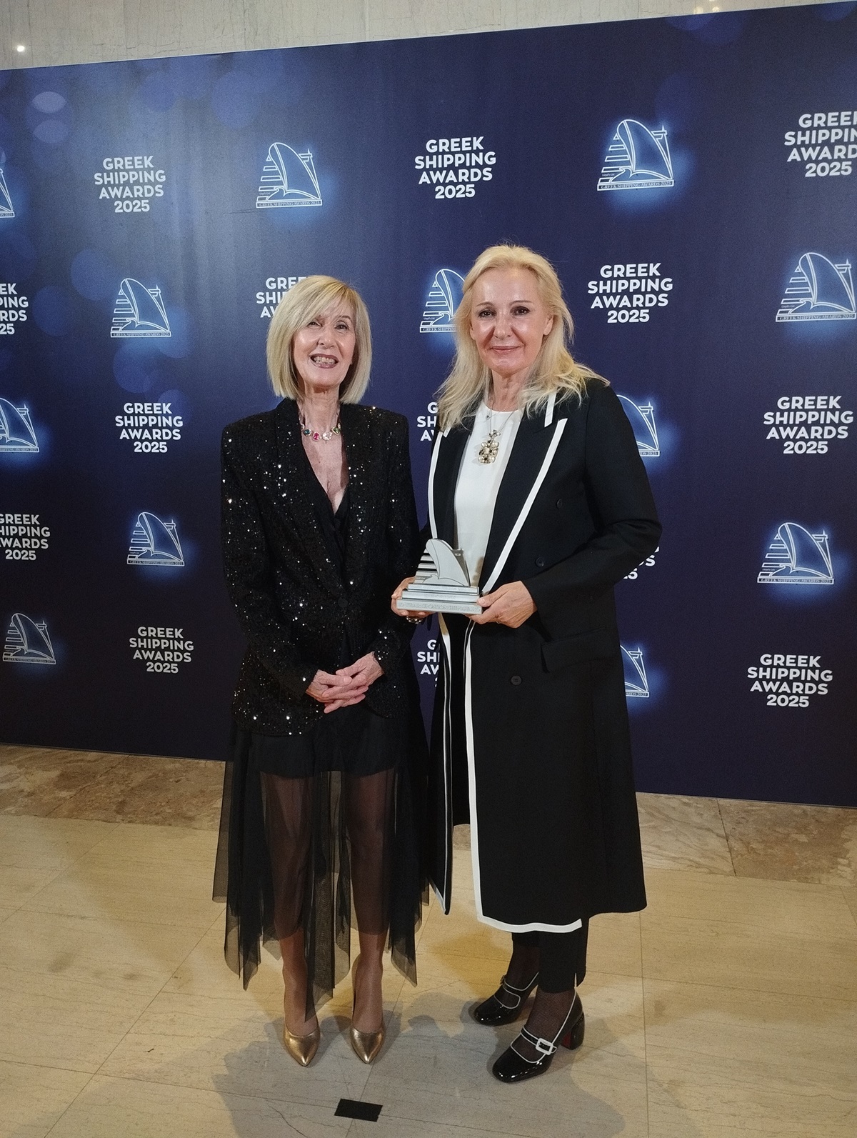 H Χριστίνα Μαργέλου της Eurobank με το βραβείο