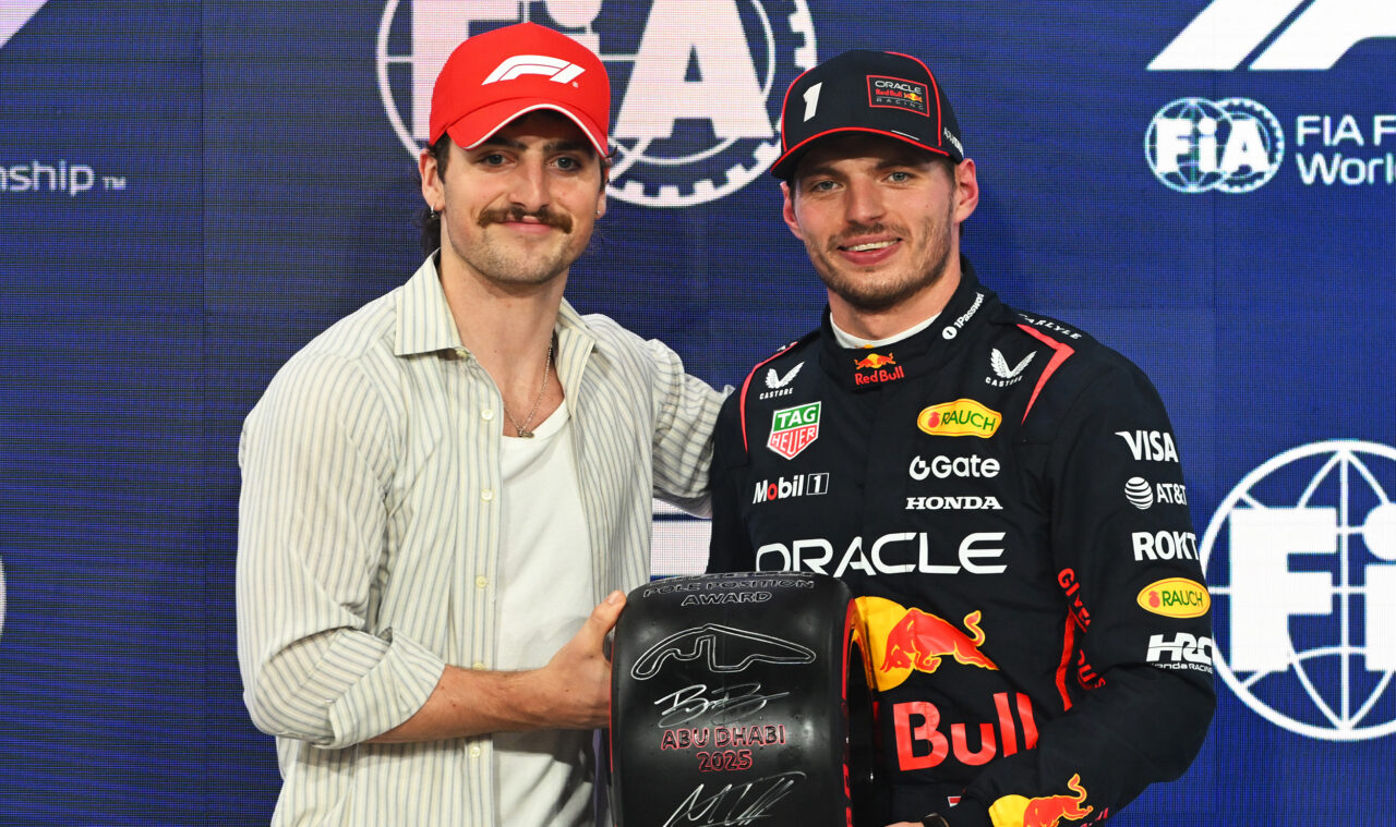 O Αμερικάνος τραγουδιστής και στιχουργός Μπένσον Μπόουν έκανε την απονομή στον poleman