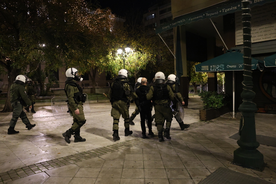 Επεισόδια κατά τη διάρκεια της πορείας που πραγματοποιείται στη μνήμη του Αλέξανδρου Γρηγορόπουλου, στην Αθήνα, το Σάββατο 6 Δεκεμβρίου 2025. Σήμερα, συμπληρώνονται 17 χρόνια από τη δολοφονία του μαθητή Αλέξανδρου Γρηγορόπουλου από τον αστυνομικό Επαμεινώνδα Κορκονέα, το βράδυ της 6ης Δεκεμβρίου του 2008 στα Εξάρχεια